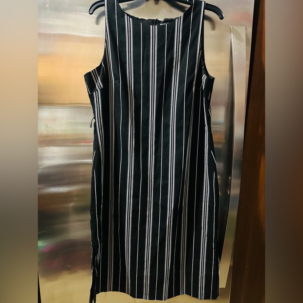 Vince Camuto✨🖤🤍Black and White Striped Midi Dress